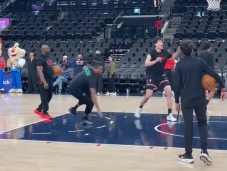 bob半岛体育官网-身体对抗有提升？杨瀚森赛前热身时撞倒黑人助教