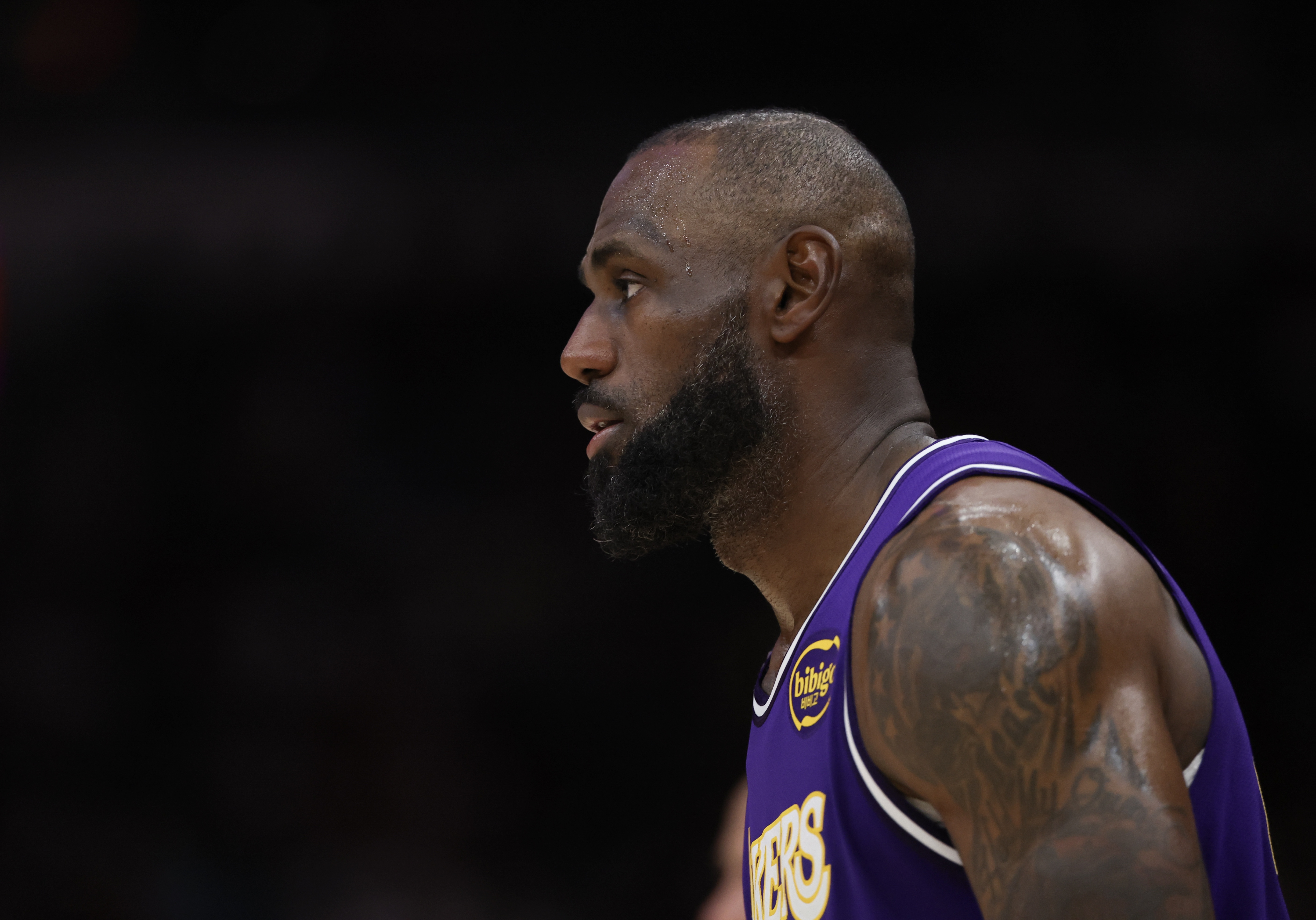 bob半岛体育官方网站-15季后赛欧文&amp;乐福受伤&amp;21浓眉受伤！詹媒：为何是詹姆斯来承受？